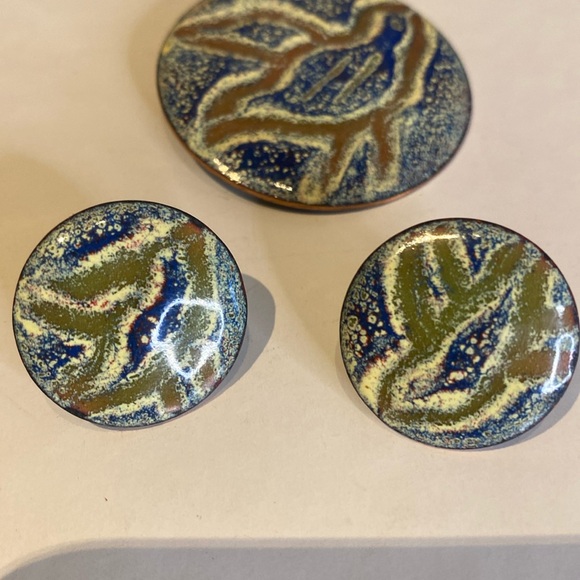Vintage R. Perrier enamel  brooch and earrings set - Picture 4 of 9